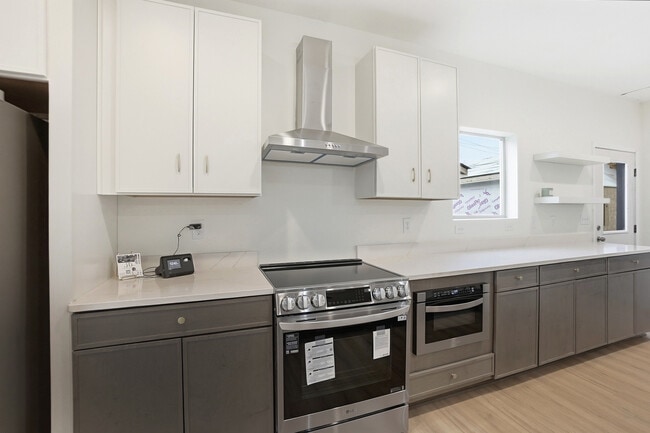 Building Photo - 412 St Clair Ave