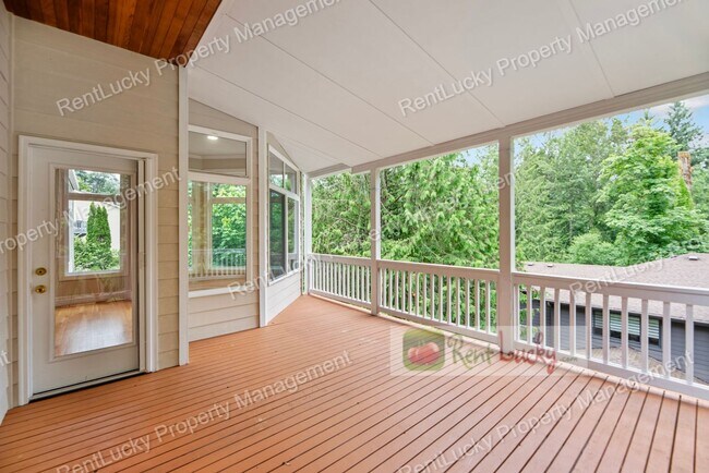 Building Photo - Like-New and HUGE 5-Bedroom Home in Prime Bellevue Location!!