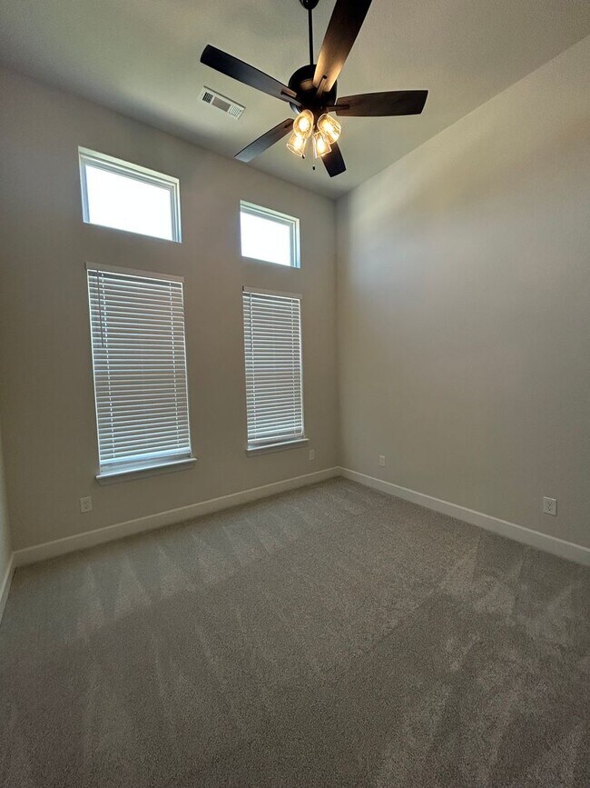 Building Photo - Beautiful Modern Home in Pea Ridge!