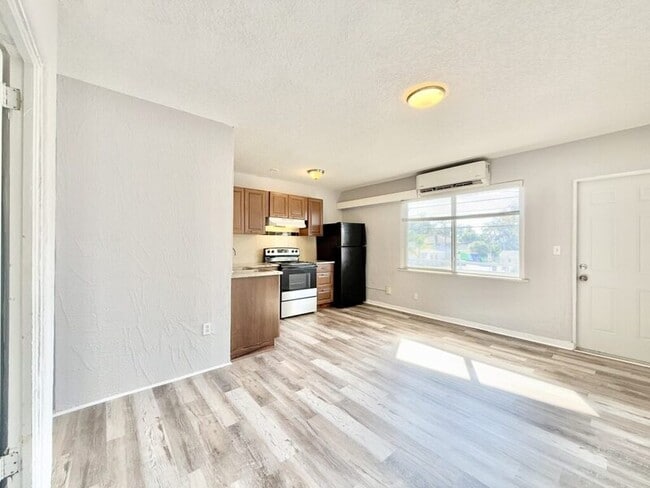 Building Photo - 551 N Ridgewood Ave