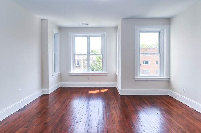 Building Photo - Renovated Columbia Heights 3BD Rowhome wit...