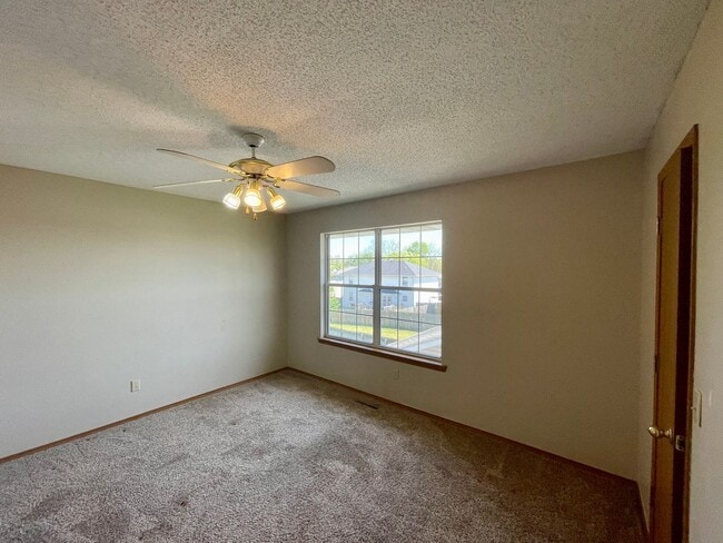 Building Photo - Beautiful 2 story, 5 bedroom, 3 bath home available NOW!