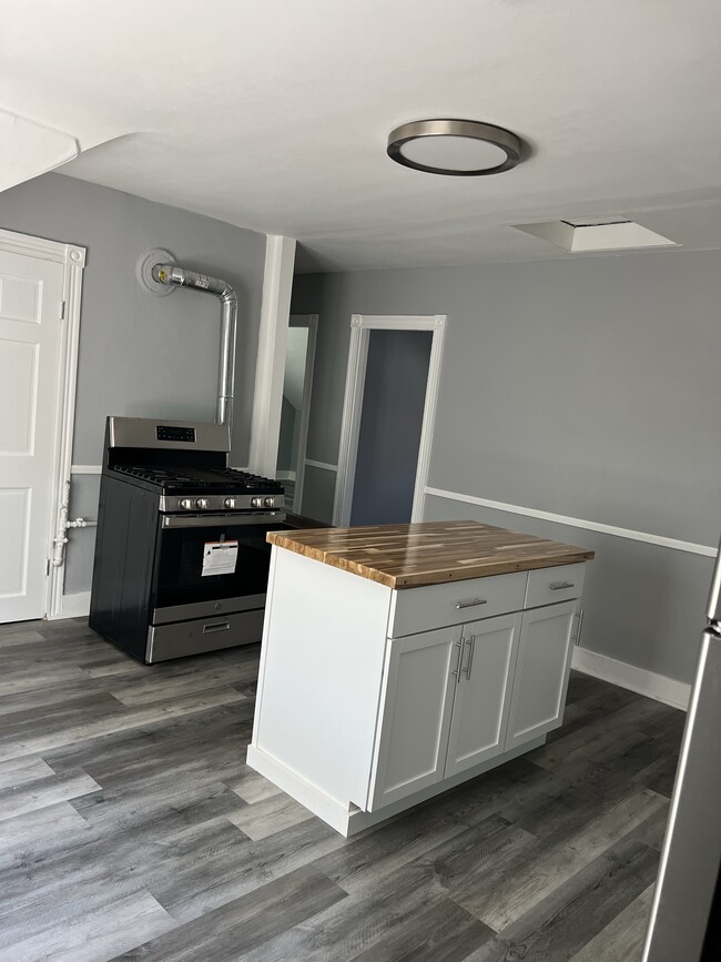 Building Photo - 32 Tuxedo Ave