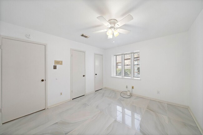 Building Photo - 2615 Yorktown Ln