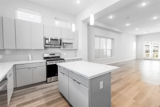 Building Photo - 1284 N Post Oak Rd