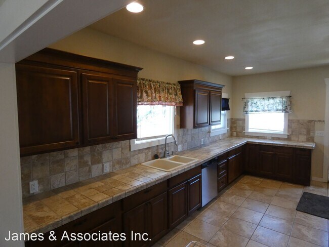 Building Photo - 3 br, 1 bath House - 221 W 9th Street