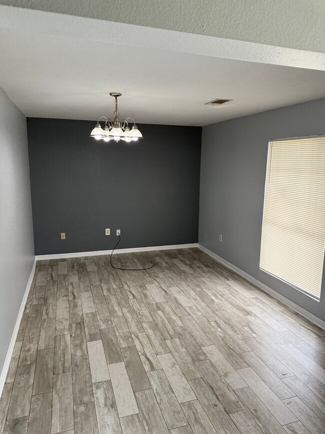 Building Photo - 3 Bedroom Single Family Home