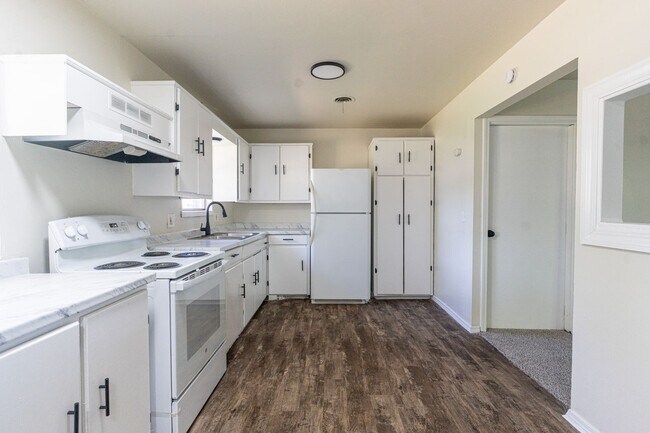 Building Photo - 4 Bedroom Must See!!