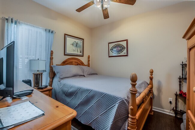 Building Photo - 3 bedroom 2 bathroom townhouse in Covington Villas
