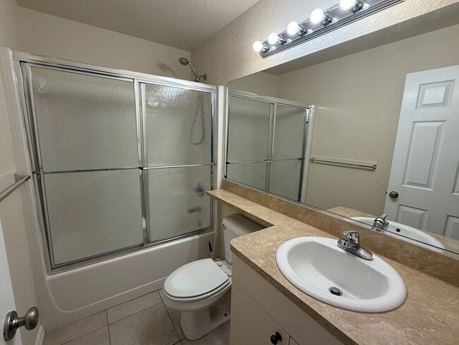 Building Photo - 2 Bedroom/2 Bathroom Apartment