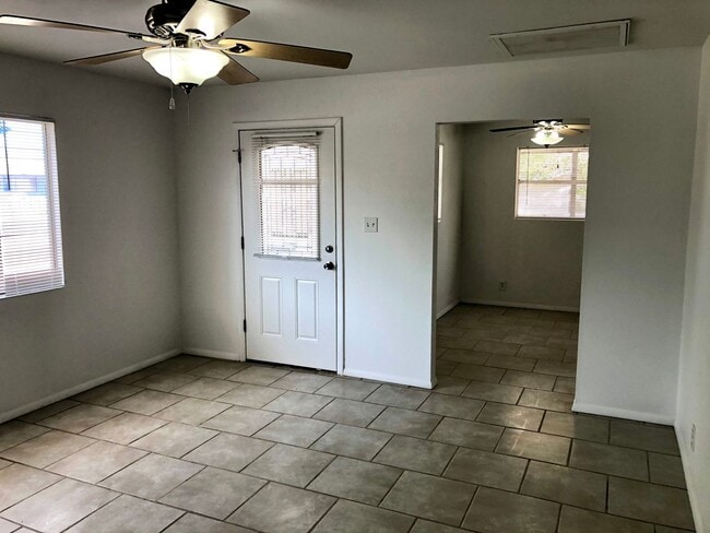 Building Photo - Cute 3 Bedroom Home on Large Fully Fenced Lot!