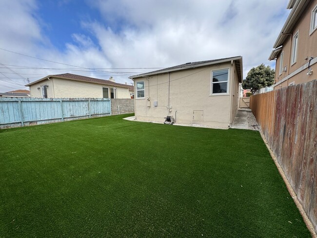Building Photo - Charming 2-Bedroom Bungalow for Rent Near ...