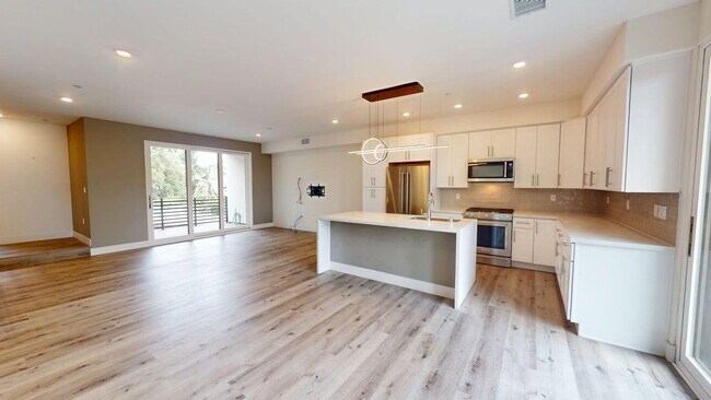 Building Photo - Gated | Light-Filled Townhouse | North Park