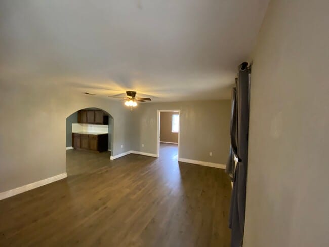 Building Photo - Large family home in Grape Creek!