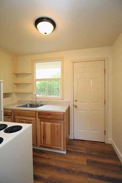 Building Photo - 6923-6923 NE Prescott St