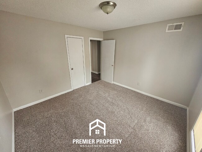 Building Photo - Spacious 3BR Memphis Home with Vaulted Ceilings, Fireplace & Fenced Backyard