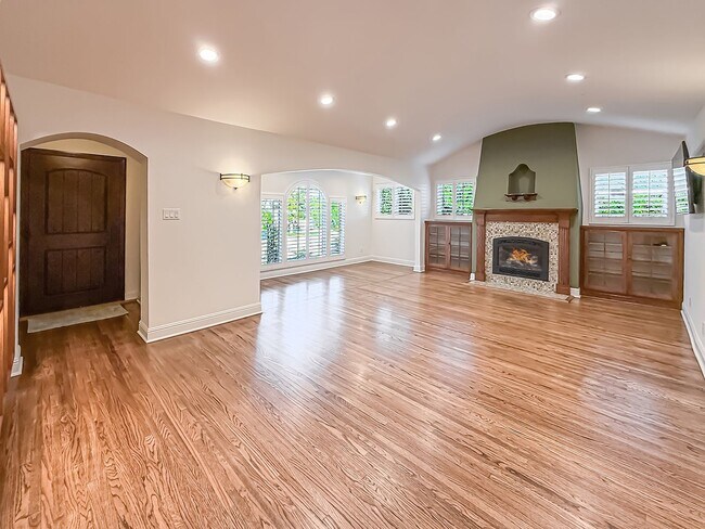 Building Photo - Upgraded Sherman Oaks 4+4 home - Ready for Move In!