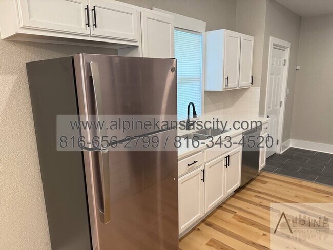 Building Photo - Updated Midtown Home Available