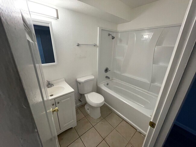 Building Photo - 3 bedroom, 2 bath Beaumont Beauty