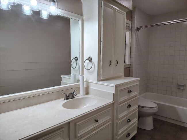 Building Photo - 2823 Whitman Dr