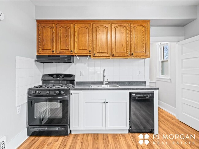 Building Photo - 3 bedroom 2 bath house in midtown! RENTAL ...
