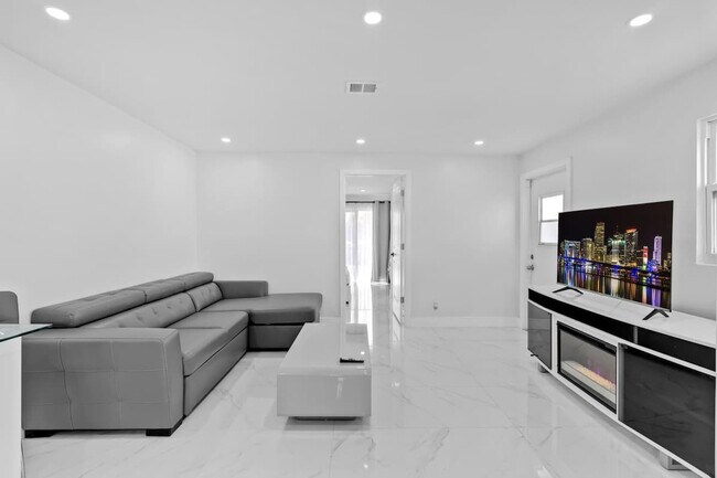 Building Photo - 871 NW 23rd Terrace