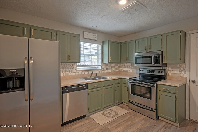 Building Photo - 7728 Pikes Peak Dr