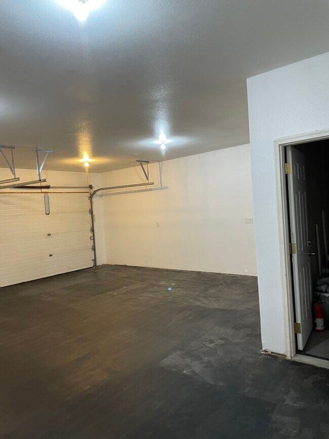 Building Photo - Beautiful 3 Bedroom Single Family Home With 2 Car Garage!