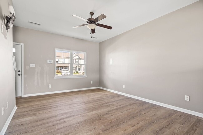 Building Photo - Coastal Living Meets Convenience