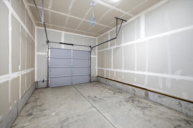 Building Photo - 2028 Sunset Dr