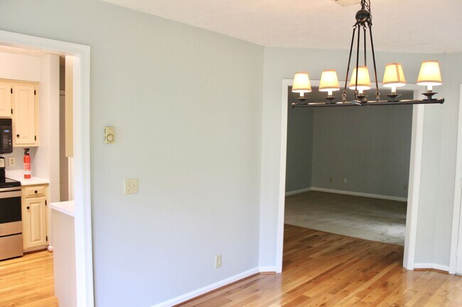 Building Photo - 736 Woodland Dr