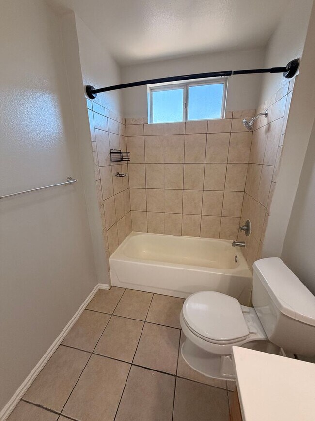 Building Photo - Spacious 3 bedroom w/ attached 2 Car Garage For Rent!