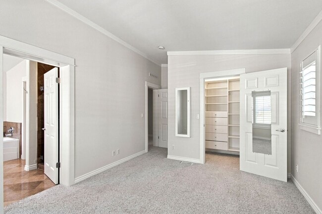 Building Photo - 136 Creekside Village Dr