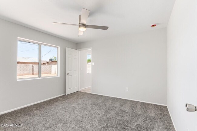 Building Photo - 1238 E Vine Ave