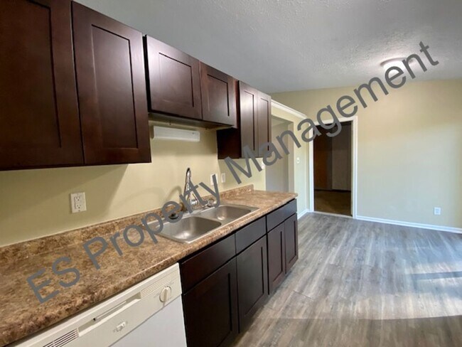 Building Photo - 3 Bedroom 1 Bathroom Ranch Style Home in Perry Township!