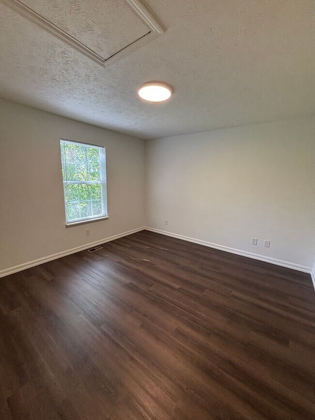 Building Photo - Freshly Renovated Cottage!