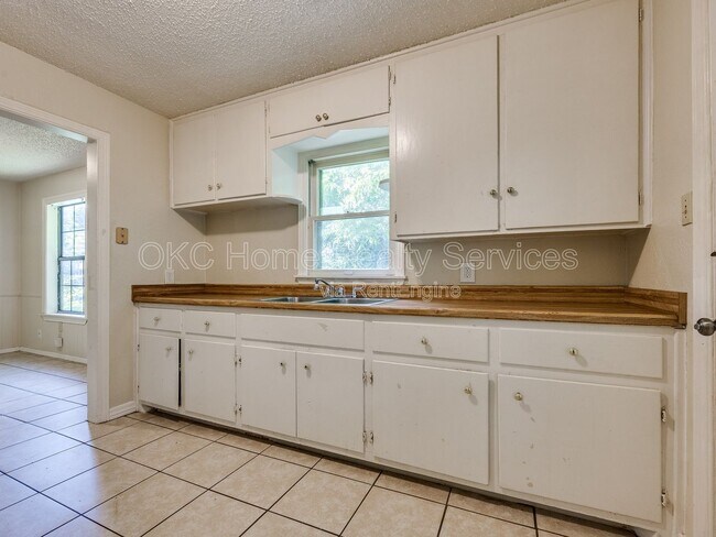 Building Photo - 3304 SE 19th St