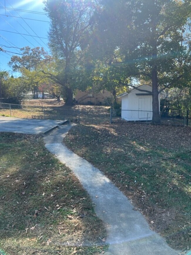 Building Photo - Tons of curb appeal! Close to downtown Spa...