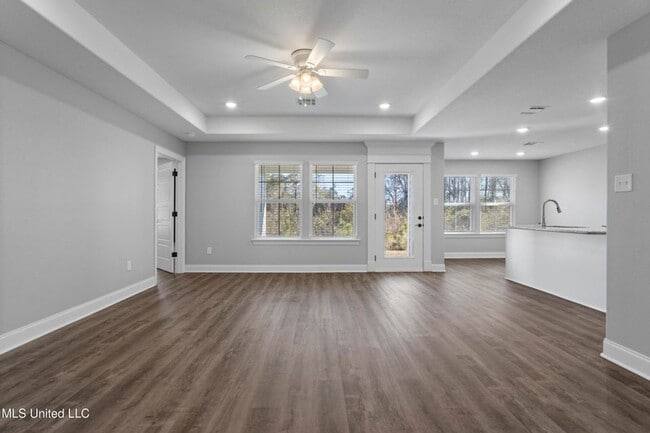 Building Photo - 3 Bed / 2 Bath Home – Modern Finishes & Convenient Location