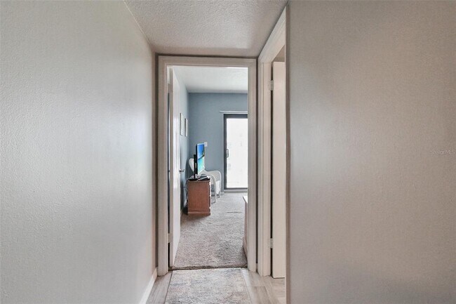 Building Photo - 1050 Longboat Club Rd