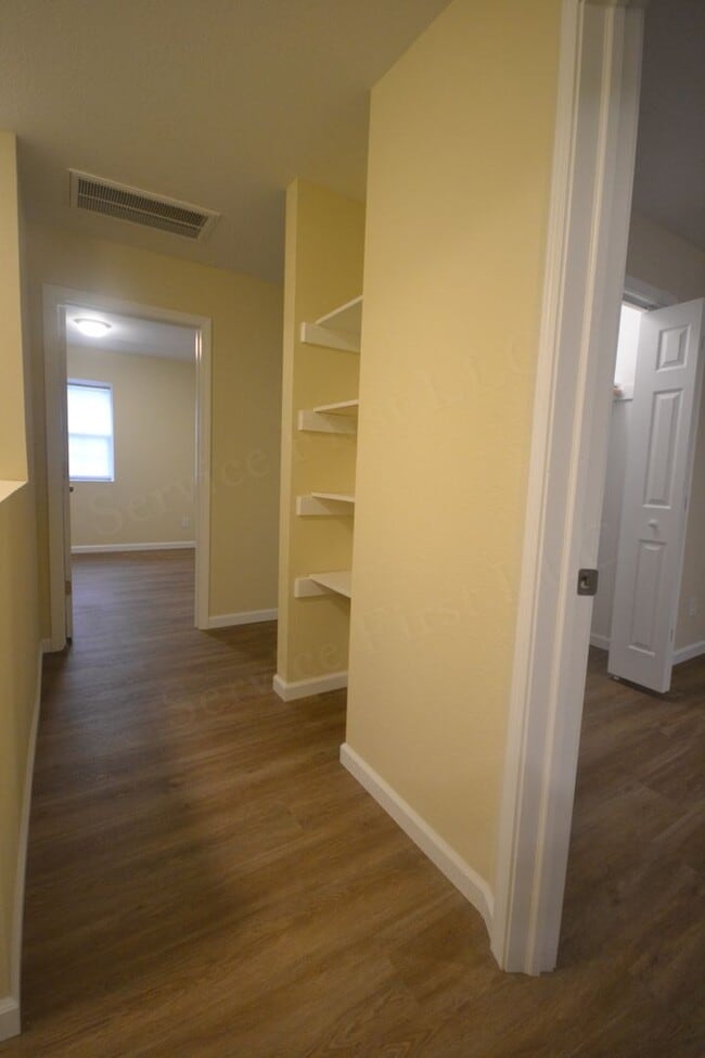 Building Photo - 3 Bed 1.5 Bath Duplex