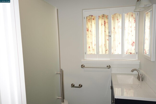 Building Photo - 609 Maureen Ln