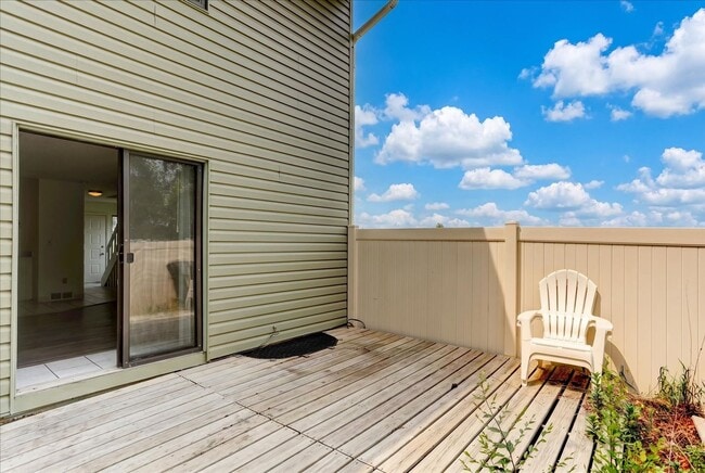 Building Photo - 2033 Gyros Cir