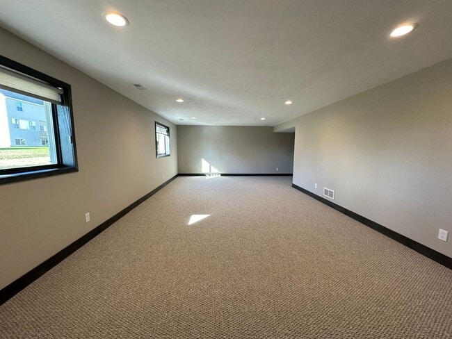 Building Photo - Newer Build - Four Bedroom Duplex in Caledonia!