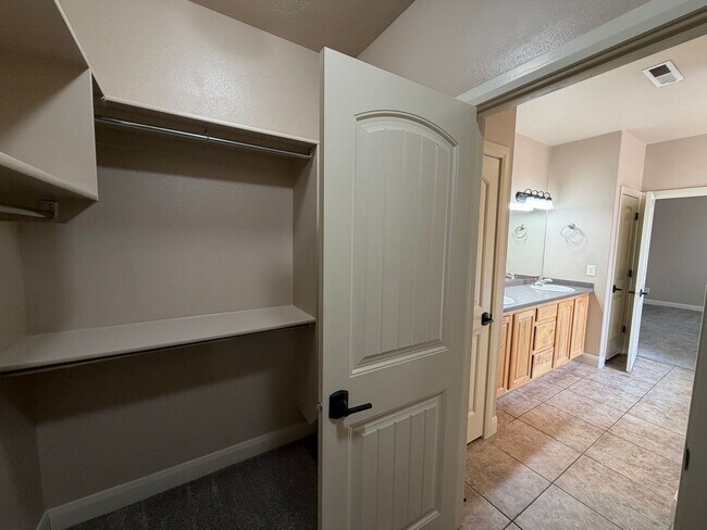 Building Photo - SPACIOUS TOWNHOME FOR RENT!