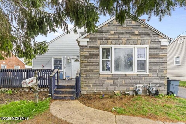 Building Photo - 207 Oakwood Ave