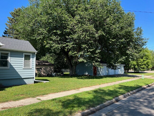 3 stall garage - 602 12th St N