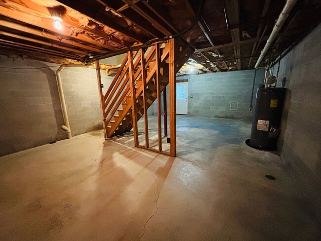 Building Photo - 3 Bedroom, 1.5 Bath Townhouse