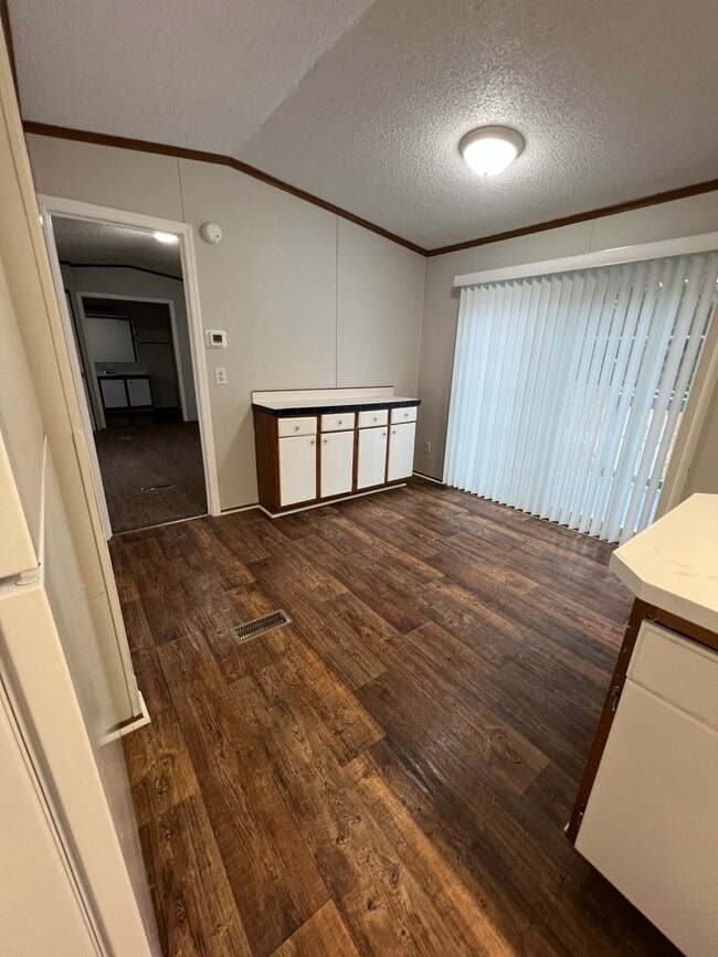 Building Photo - 691 Julia St