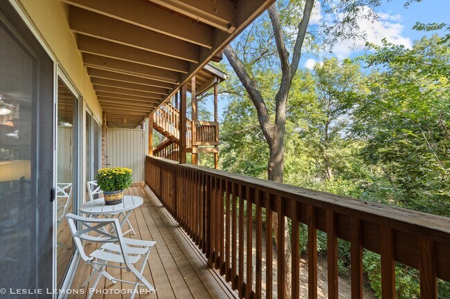 Building Photo - 5811 Oakwood Dr